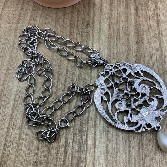 Avon Vintage Silver Tone Ornate Faux Pearl Pendant Necklace - Picture 3 of 6